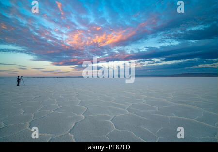 Fotograf nimmt Bilder von den wunderschönen Sonnenaufgang auf dem Bonneville Verkauf Wohnungen in Utah Stockfoto