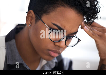 In der Nähe von schweren traurig schwarze Frau in Arbeit Stockfoto