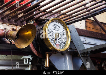 Maschinenraum Fernschreiber an Bord der Dampfbetriebenen tugboat SS Master Stockfoto