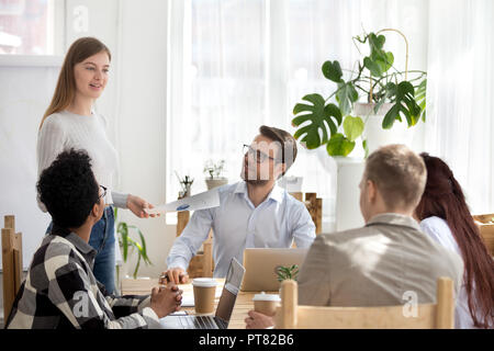 Trainer Frau präsentiert Bericht an die Kolleginnen und Kollegen am Seminar Stockfoto