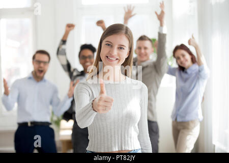 Lächelnd Gruppe der multirassischen Geschäft Leute drinnen Stockfoto