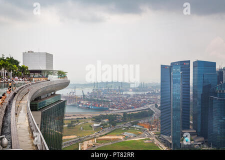 Der Infinity Pool an der Oberseite des Marina Sands Hotel mit Hafen Kräne und Container im Hintergrund in Singapur am 28. Oktober 2013 Stockfoto