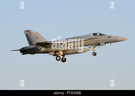 United States Navy F/A-18E Super Hornet auf Ansatz in die RAF Lakenheath in der Dämmerung für eine gemeinsame Übung mit der USAF Wing hier. Stockfoto