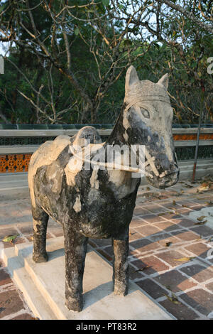 Zeremonielle Innenhof flankiert mit Statuen, darunter das kleine Pferd, zu Beginn des Tu Duc's Grab Komplex, Hue, Vietnam Stockfoto