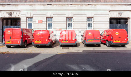 Worthing in Sussex, UK; 7. Oktober 2018; fünf Red Royal Mail Transporter geparkt in einer Linie außerhalb der Filtermanager Stockfoto