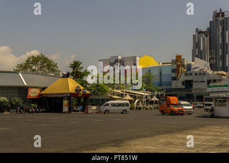 PATTAYA, THAILAND - APRIL 20,2018: Alcazar Alcazar ist eine Travestie Show am zweiten Road in Pattaya. Pattaya ist eine berühmte Tourismus hot spot in Thailand. Stockfoto