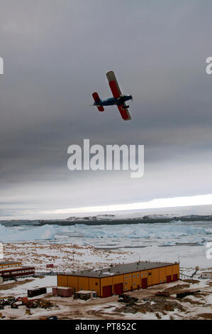 Fortschritte Station, Antarktis Januar 10, 2017: Ein-2-Flugzeugen in der Luft über der Polarstation. Bewölkten Himmel. Antarktis Stockfoto