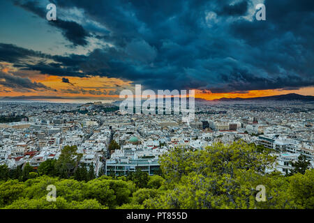 Akropolis von Athen Griechenland bei bewölktem Himmel Sonnenuntergang und Regen in der rechten Seite des Bildes mit dem Meer und den Bergen im Hintergrund Stockfoto