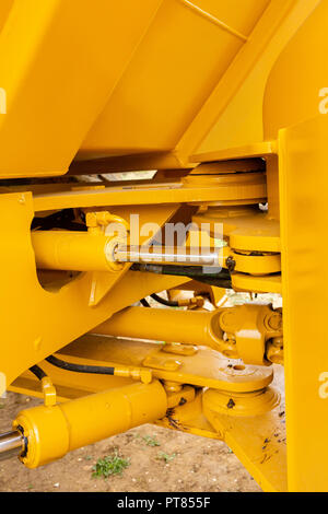 Hydraulische Kolben-System für Traktoren, Bagger, Planierraupen, Chrome plated Zylinderwelle gelbe Maschine. Stockfoto