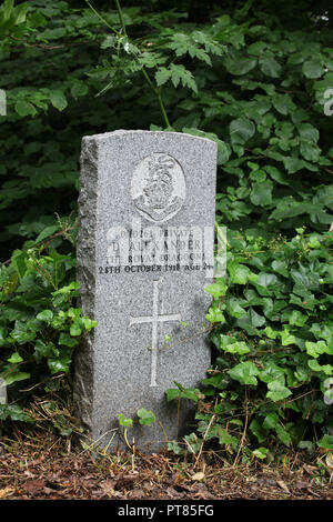 Ein einsamer Grabstein eines Soldaten aus dem ersten Weltkrieg sitzt unter dem Laub im Norden von merchiston Friedhof in Edinburgh Stockfoto