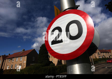 20 mph Höchstgeschwindigkeit Zeichen zu einer Laterne in einem Wohngebiet von Edinburgh befestigt Stockfoto