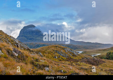 SUILVEN UND RIVER KIRKAIG SUTHERLAND SCHOTTLAND REGENDUSCHE UND NEBEL VON CLEARING DER BERG Stockfoto