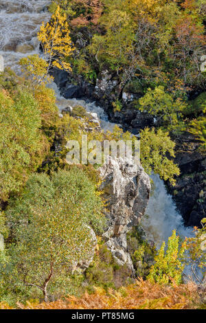 SUILVEN UND RIVER KIRKAIG SUTHERLAND SCHOTTLAND IN DER FLUT DER WASSERFALL ODER FÄLLT DER KIRKAIG IM HERBST Stockfoto