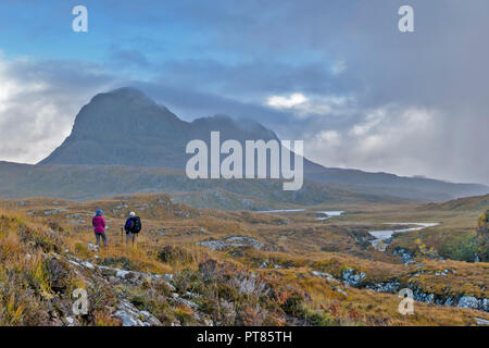 SUILVEN UND RIVER KIRKAIG SUTHERLAND SCHOTTLAND WANDERER BEOBACHTEN, eine REGENDUSCHE UND NEBEL CLEARING VOM BERG Stockfoto