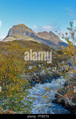 SUILVEN UND RIVER KIRKAIG SUTHERLAND SCOTLANDTHE BERGE UND DEN FLUSS IM HERBST FARBEN UND SONNENSCHEIN Stockfoto