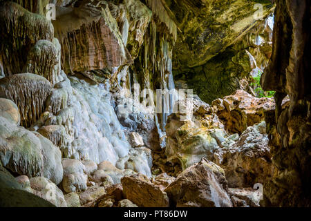 Koh Phaluai, Mu Ko Ang Thong National Park, Golf von Thailand, Siam, Höhle mit Stalaktiten Stockfoto