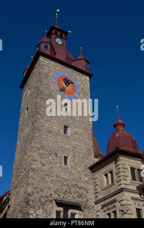 Rathaus turm in der Altstadt von Luzern, Schweiz Stockfoto