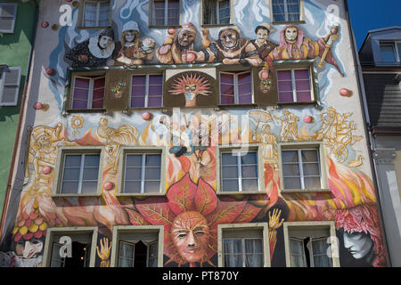 Farbenfrohen Wandmalereien an der Fassade des Restaurants Fritschi in Sternenplatz, Luzern, Schweiz Stockfoto