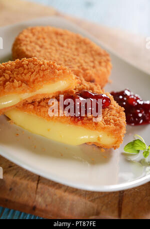 Die Koteletts mit geschmolzenem Käse und wilde Preiselbeeren Stockfoto