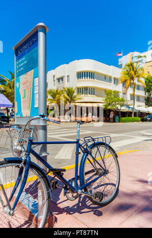 Mit dem Fahrrad auf dem Bürgersteig geparkt am Ocean Drive in Miami South Beach USA