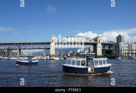 Kleine Fähren auf False Creek vor der Granville Bridge, Vancouver, Kanada Stockfoto