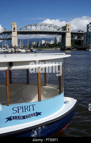 Wenig False Creek Fähre vor der Granville Bridge, Vancouver, Kanada Stockfoto