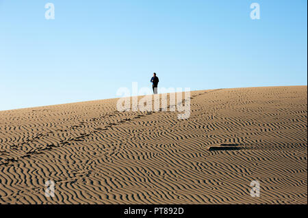 Maenner in die Dünen von Maspalomas, Stockfoto