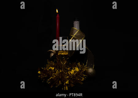 Champagner für Weihnachten und das neue Jahr mit Ornament feiern Stockfoto