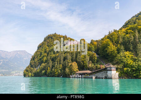 Blick von einem Boot über das türkisblaue Brienzersee zu Grand Hotel giessbach in der Schweiz Stockfoto