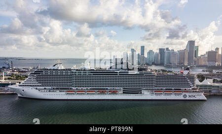 Luftbild des MSC Meer super Kreuzfahrtschiff in Miami, Florida Stockfoto