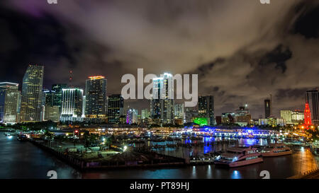 Luftaufnahme des Miami, Florida, USA in der Dämmerung wie vom Meer aus gesehen Stockfoto