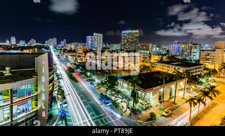 Luftaufnahme des Miami, Florida, USA in der Dämmerung wie vom Meer aus gesehen Stockfoto