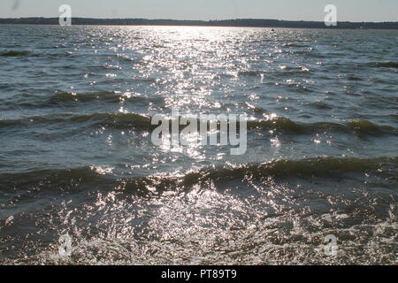 Blau/ Meer mit weißer Schaum auf den Wellen der Harmonie und schönen ruhigen Herbst Tag Stockfoto