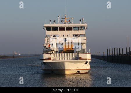 Die autofähre Friesland ich am September 27, 2018 den Hafen von Norddeich. Stockfoto