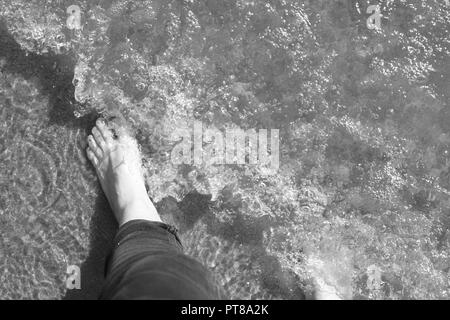 Blau/ Meer mit weißer Schaum auf den Wellen der Harmonie und schönen ruhigen Herbst Tag Stockfoto