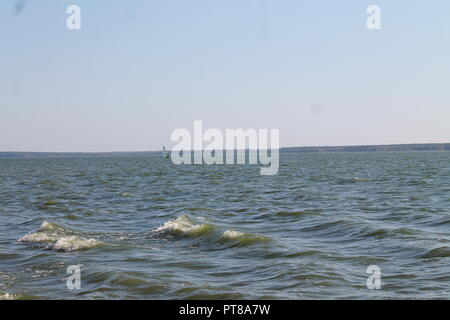 Blau/ Meer mit weißer Schaum auf den Wellen der Harmonie und schönen ruhigen Herbst Tag Stockfoto