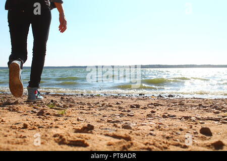 Blau/ Meer mit weißer Schaum auf den Wellen der Harmonie und schönen ruhigen Herbst Tag Stockfoto