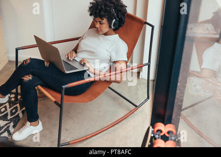 Junge Frau auf Laptop beim Start Unternehmen. Weibliche Software Engineer, der an Projekt- und Programmierung. Stockfoto