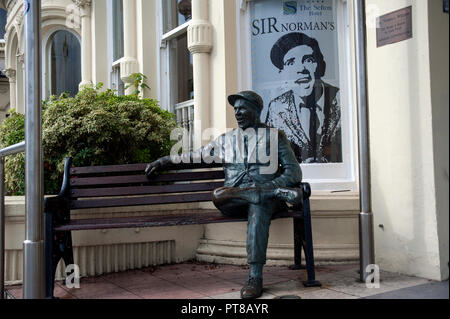 Statue von Sir Norman Weisheit sitzen auf einer Bank ausserhalb der Sefton Hotel, Douglas, Isle of Man Stockfoto