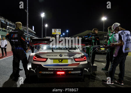 Misano Adriatico, Italien - 25. August 2018: Autos bereiten Sie das Grid am Anfang während der Rennen in der DTM in Misano Misano World Circuit zu verlassen. Stockfoto