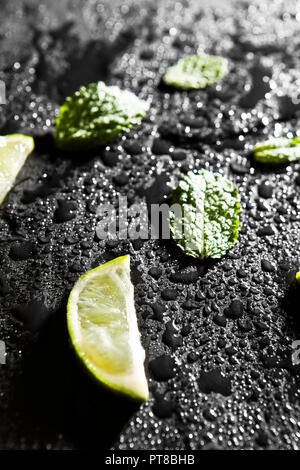 Minze, Limette und Eis am Steintisch. Draufsicht mit Textfreiraum Stockfoto