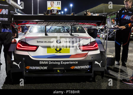 Misano Adriatico, Italien - 25. August 2018: Autos bereiten Sie das Grid am Anfang während der Rennen in der DTM in Misano Misano World Circuit zu verlassen. Stockfoto