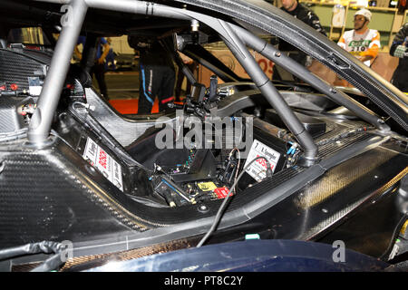Misano Adriatico, Italien - 25. August 2018: Autos bereiten Sie das Grid am Anfang während der Rennen in der DTM in Misano Misano World Circuit zu verlassen. Stockfoto