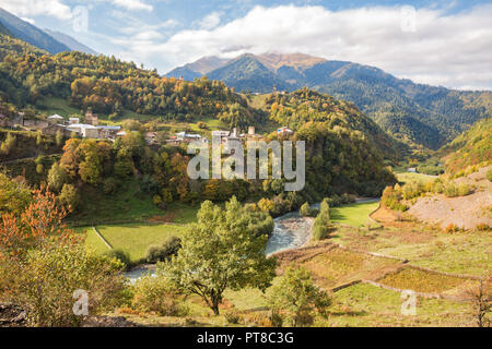Malerischer Herbst Landschaft. Zegani Dorf im Oberen Swanetien ist umgeben von Bergen. Georgien Stockfoto