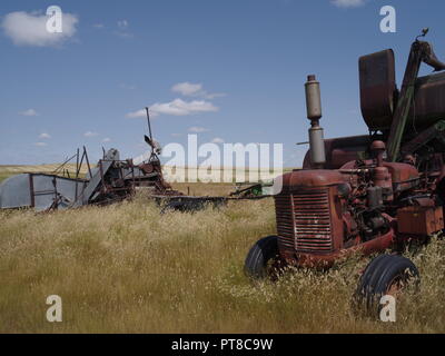 Verlassene Farm Machinery, Saskatchewan, Kanada, Brian Martin RMSF, große Dateigröße Stockfoto