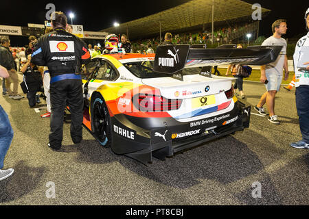 Misano Adriatico, Italien - 25. August 2018: Autos bereiten Sie das Grid am Anfang während der Rennen in der DTM in Misano Misano World Circuit zu verlassen. Stockfoto