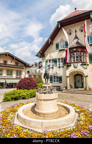 St. Gilgen, Österreich - Mai 23, 2017: Statue des Jungen Wolfgang Amadeus Mozart vor Rathaus am Mozartplatz in Alpine Village St. Gilgen, Österreich Stockfoto