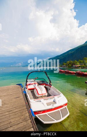 Motorboot in der Nähe von hölzernen Pier auf einem wunderschönen Berg Wolfgangsee in den österreichischen Alpen. Stockfoto