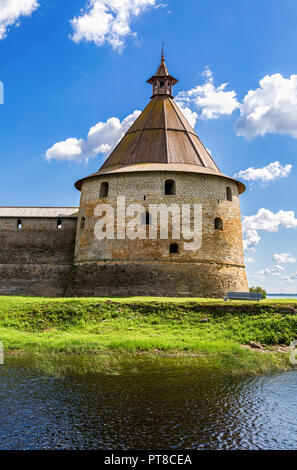 Turm der Festung Oreshek ist eine alte russische Festung. Shlisselburg Festung in der Nähe von St. Petersburg, Russland. Im Jahre 1323 gegründet. Stockfoto