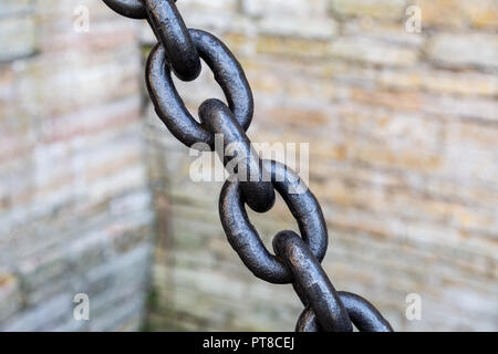 Alte Metall rostige Kette mit selektiven Fokus, Nahaufnahme Stockfoto